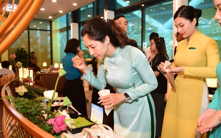 Rei Nguyen, Vietnam Airlines, Nhã, LotuScent